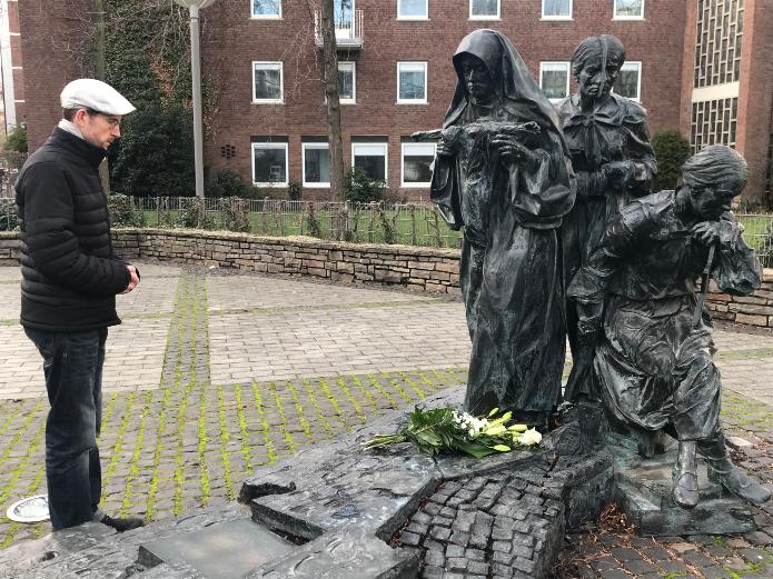 Thomas Gruner am Edith-Stein-Denkmal im Gedenken an sie und alle Opfer des Nationalsozialismus. Foto: © Hildegard Mathies / Stadtdekanat Köln