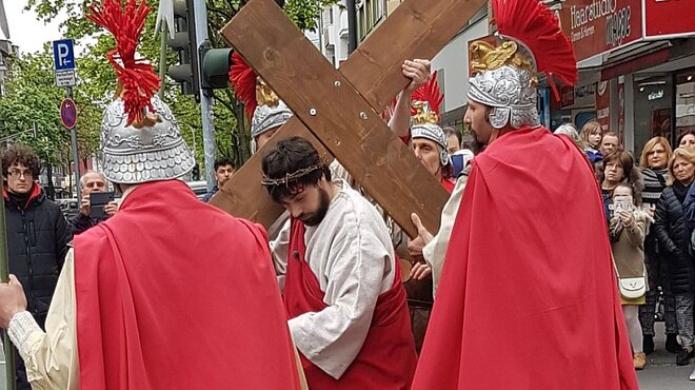 Angelo Caputo stellte im Jahr 2019 Jesus Christus bei der „Passione Vivente“ der Italienischen Katholischen Mission in Köln-Kalk dar. Foto: © Filippa Caputo