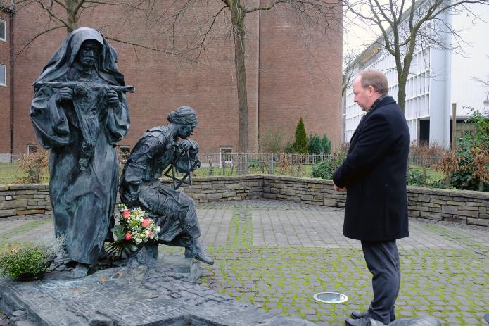 Stadtdechant Msgr. Robert Kleine hat an Kölner Edith-Stein-Denkmal Blumen niedergelegt. Foto: © Robert Boecker