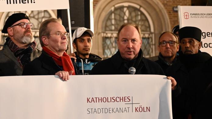 Stadtdechant Msgr. Robert Kleine (3.v.re.), Stadtsuperintendent Dr. Bernhard Seiger (2.v.li.) und Gregor Stiels, Vorsitzender des Katholikenausschusses (li.) luden zum Ökumenischen Schweigegang ein. Foto: © Beatrice Tomasetti