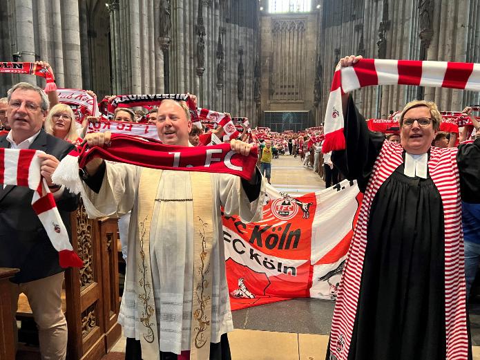 Der Höhepunkt in jedem Jahr: Zum Abschluss erklingt die FC-Hymne. Stadtdechant Msgr. Robert Kleine und Pfarrerin Kerstin Herrenbrück sangen kräftig ebenso kräftig mit wie FC-Präsident Dr. Werner Wolf.. Foto: © Elvis Katticaren