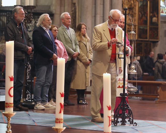 Vertreter und Vertreterinnen zahlreicher Städtepartnerschaftsvereine feierten gemeinsam mit Kölns Stadtdechant Msgr. Robert Kleine einen Gottesdienst für den Frieden im Kölner Dom. Foto: © Robert Boecker