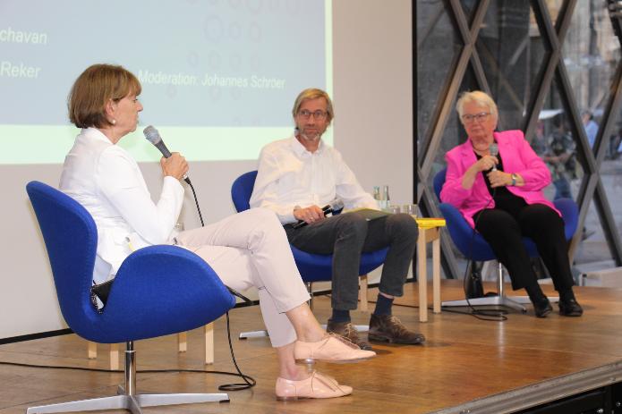 Von links: Kölns Oberbürgermeisterin Henriette Reker, Johannes Schröer, stellvertretender Chefredakteur von DOMRADIO.DE, und Annette Schavan, frühere Bundesministerin und Vatikanbotschafterin. Foto: © Clemens Breuer/Katholisches Bildungswerk Köln