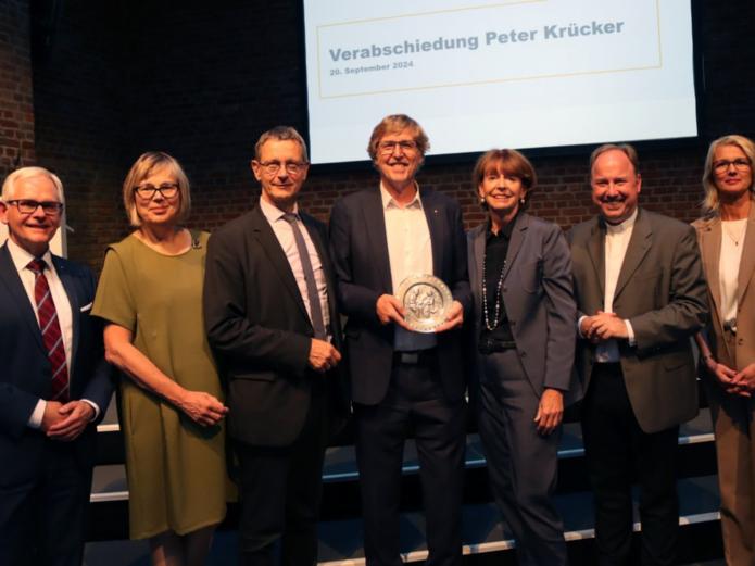 Von links: Markus Nikolaus (Finanzvorstand Caritas Köln), Eva Maria Welskop-Deffaa (Präsidentin des Deutschen Caritasverbandes), Dr. Frank-Johannes Hensel (Direktor des Diözesan-Caritasverbandes im Erzbistum Köln), Peter Krücker, Kölns Oberbürgermeisterin Henriette Reker, Stadtdechant Msgr. Robert Kleine, Carmen Witte-Yüksel (besondere Vertreterin des Vorstands der Caritas Köln). Foto: © Caritasverband für die Stadt Köln