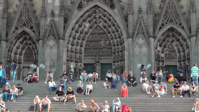 Auf der großen Freitreppe am Kölner Dom und rund um die Kathedrale findet sich jeden Tag viel Müll. Foto: Holger Schué/Pixabay.de (Symbolbild)